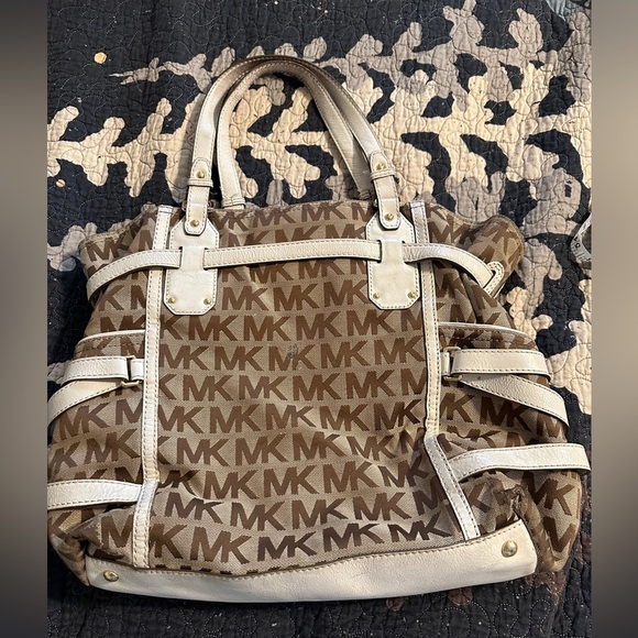 Michael Kors Gansevoort large signature shoulder bag. - Picture 2 of 8